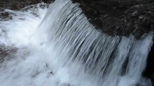 岩の上から流れ落ちる水の筋