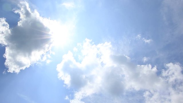 夏の青空と太陽　まぶしい光　イメージ