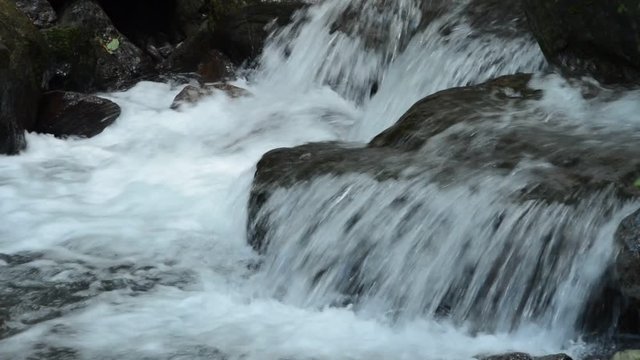 岩の上から流れ落ちる水の筋