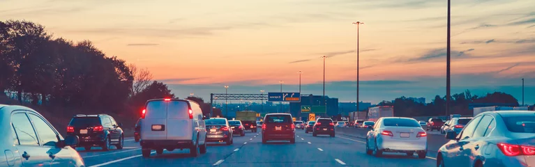 Poster Nacht verkeer. Auto& 39 s op snelweg weg bij zonsondergang avond in drukke Amerikaanse stad. Prachtig geweldig stedelijk uitzicht met rode, gele, blauwe lucht. Zonsondergang in het centrum. Webkopbalbanner voor website. © anoushkatoronto
