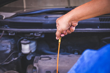 The car owner can easily check the engine oil by pulling the yellow oil level gauge to check.