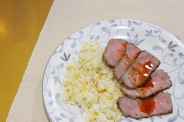 ローストビーフとガーリックライスの食事