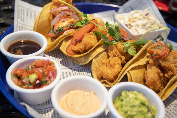  Shutter Shutter 100% 10 Поддержка программы чтения с экрана включена.      		  Shrimp tacos with guacamole and spicy chili sauce in a restaurant  