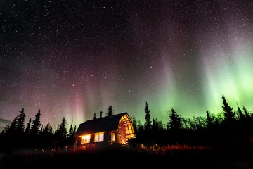 Fototapeten Hütte unter den tanzenden Nordlichtern, Alaska © Attila Adam