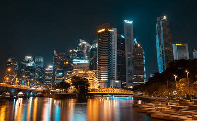 Obraz premium SINGAPORE - MAY 19, 2019: Jubillee Bridge that spans across the Singapore River in the Downtown by night.