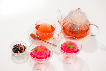 赤いゼリー　Beautiful cold delicious red jelly