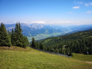Fototapeta na wymiar ursprüngliche Landschaft in den Alpen - Wanderung