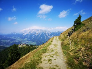 ursprüngliche Landschaft in den Alpen - Wanderung