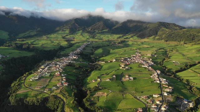 Azoren au der Luft - Sao Miguel: Stadt Furnas, Seen und Landschaften aus der Luft
