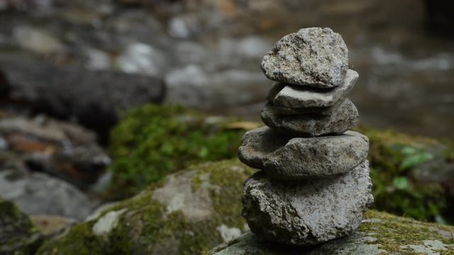 川辺の石積み