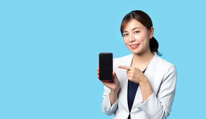 スマホを見せる女性
