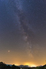 Obraz premium Milky way on the sky over the trees