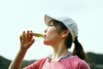 運動の合間に水分補給をする女性