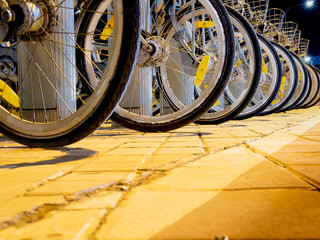 Ruedas de bicicletas aparcadas en vía pública