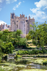 Obraz premium Montreuil-Bellay. Le château et rivière le Thouet. Maine-et-Loire. Pays de Loire