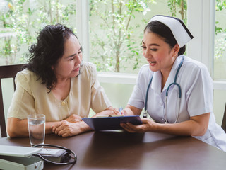 Nurses are inquiring about the history of the elderly.