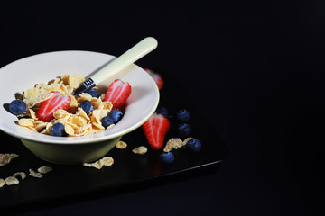 Corn flakes with fresh berries