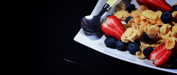 Corn flakes with fresh berries