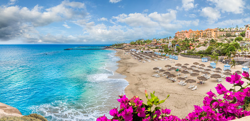 Landschap met het strand van El Duque aan de Costa Adeje. Tenerife, Canarische Eilanden, Spanje