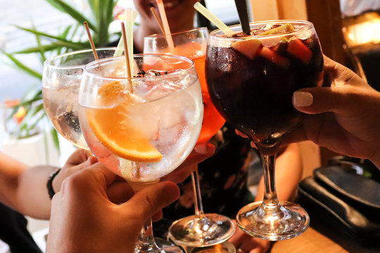 Trinken mit Freunden, Anstoßen