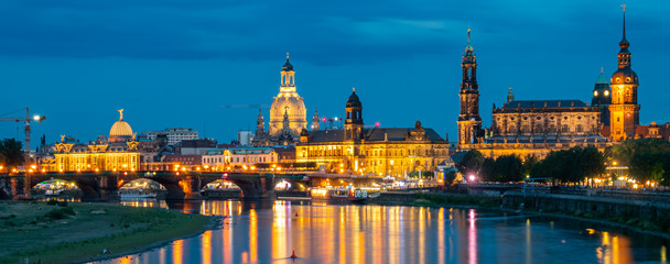 Fototapeta na wymiar Stadtpanorama von Dresden bei Nacht