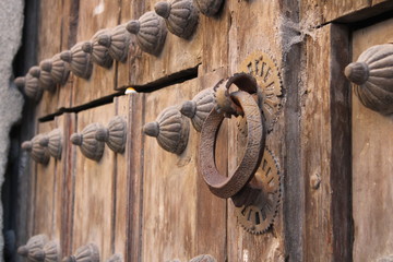 Puerta con un llamador antiguo en la ciudad española medieval de Segovia