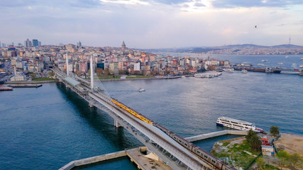 Obraz premium The Golden Horn, also known by its modern Turkish name, Haliç, is a major urban waterway and the primary inlet of the Bosphorus in Istanbul, Turkey.