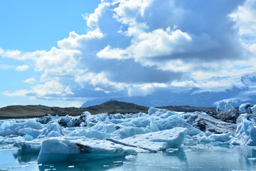 Fototapeta na wymiar ヨークルスアゥルロゥン氷河湖