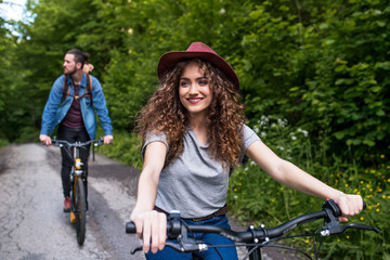 Naklejka premium Young tourist couple travellers with electric scooters in nature.