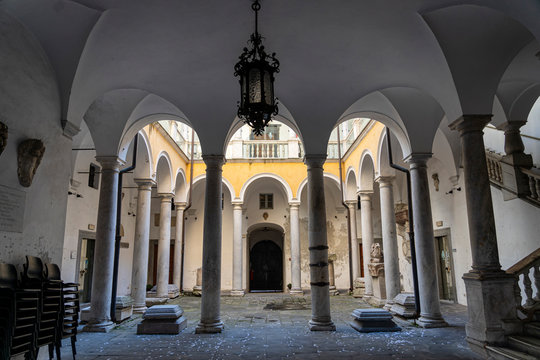 Sarzana: historic palace court