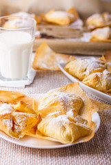 Ciasteczka domowej roboty. Ciasto francuskie ze sliwka. Bezglutenowe wypieki. Ciastka z mlekiem.  Slodki deser. Ciastka z cukrem pudrem.  © ff25