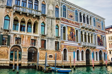 Fototapeta na wymiar uralter palazzo barbarigo am canal grande in venedig, italien