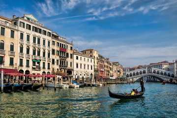 Fototapeta na wymiar canal grande mit ponte di rialto im hintergrund in venedig, italien