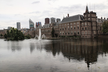 Fototapeta na wymiar Stolz der Niederländer: Binnenhof und Hofvijver in Den Haag