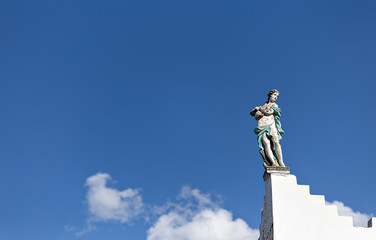 statue in minimalist perspective