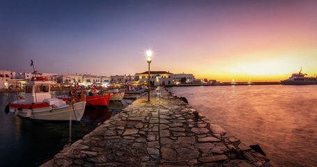 Panoramablick auf den alten Hafen von Mykonos Stadt mit traditionellen Fischerbooten bei...