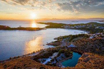 Luftaufnahme des Vouliagmeni Sees und der Küste der Riviera von Athen, Griechenland, bei Sonnenuntergang