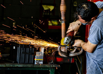  worker in a car mechanic