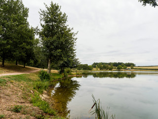 Au bord du plan d'eau de Servant dans le Puy-de-Dôme