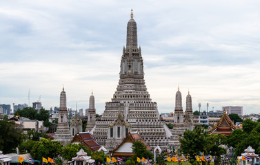 Naklejka premium Wat Arun Temple, Landmark of Bangkok, Thailand (Wat Arun Ratchawararam Ratchawaramahawihan, Temple of Dawn)