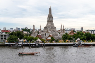 Wat Arun Temple, Landmark of Bangkok, Thailand (Wat Arun Ratchawararam Ratchawaramahawihan, Temple of Dawn)