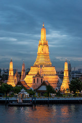 Fototapeta premium Wat Arun Temple at beautiful sunset, Landmark of Bangkok, Thailand (Wat Arun Ratchawararam Ratchawaramahawihan, Temple of Dawn)