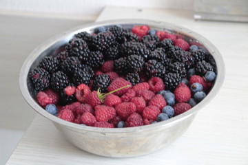 fruit, food, berry, raspberry, fresh, raspberries, bowl, berries, red, healthy, blueberry, sweet, ripe, dessert, white, strawberry, diet, closeup, blackberries, blackberry, blueberries, summer, isolat