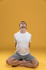 Obraz premium Young man stretching