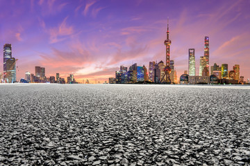 Obraz premium Shanghai skyline and modern buildings with empty asphalt highway at sunrise,China