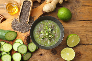 frullato con frutta e verdura di colore verde con semi di chia