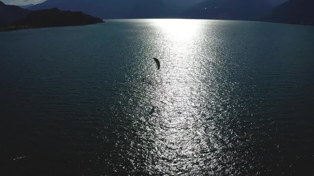 Aerial 4k - kitesurfer in azione al tramonto 