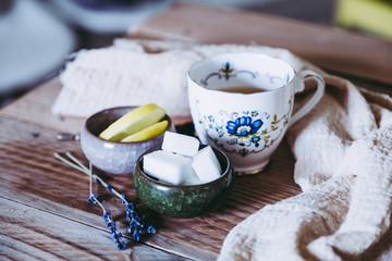 Thé au citron et badiane dans une tasse en céramique vintage posé sur une table en bois