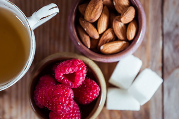 Gouter avec thé framboises fraiches et amandes