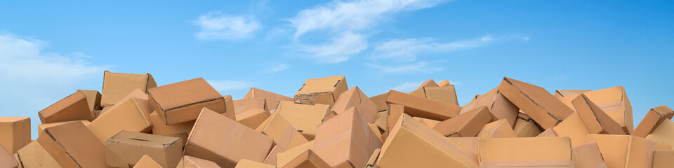 Viele Kartons als Verpackung und Müll auf Haufen